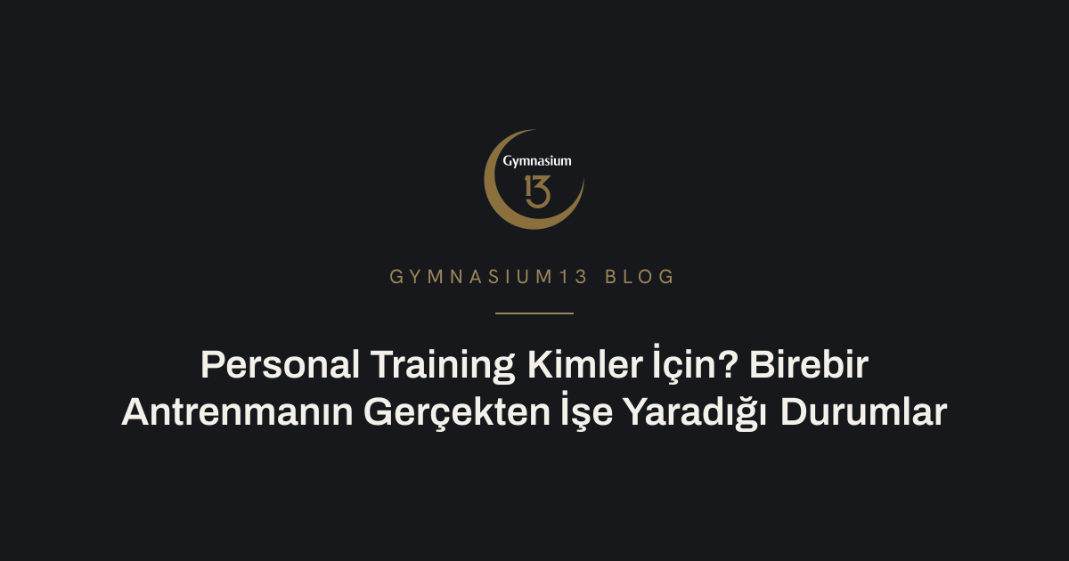 Bir antrenör danışanına kuvvet hareketinde rehberlik ederken